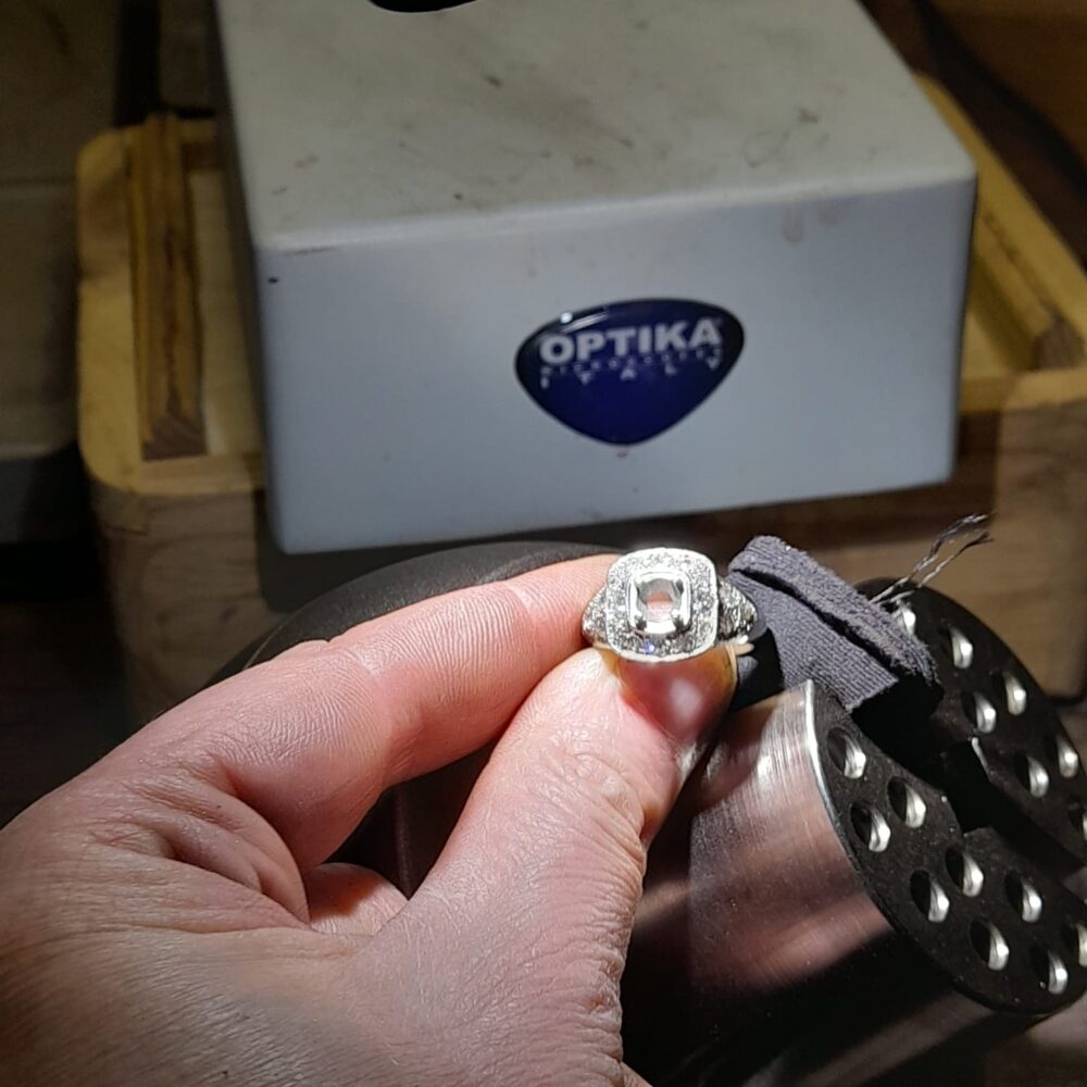 Atelier-bague-coussin-boulet-sertir atelier-bague-coussin-boulet-sertir-aux-pierres-fines-royat